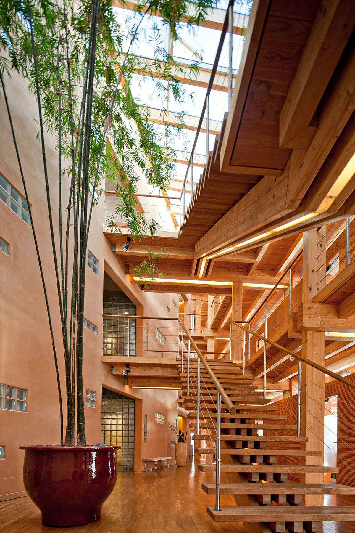 CR3-Kaffeeveredelung Bürogebäude mit nachhaltigem Holz und Bambusgewächs in Bremen Gröpelingen Industriehäfen für Mitarbeiter