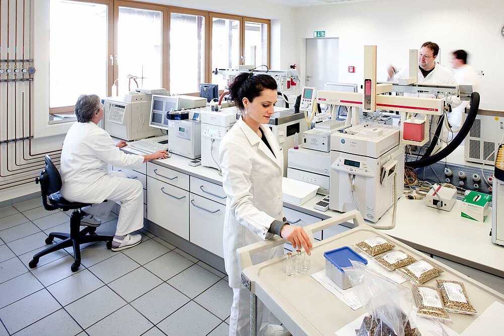 Laboranten arbeiten in Kitteln und führen für CR3 Analytik® Laboranalysen in Bremen-Industriehafen durch