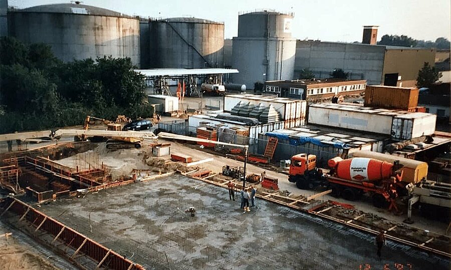 Historisches Bild der Baustelle von CR3 in Bremen-Industriehafen; ihr Arbeitgeber in Bremen